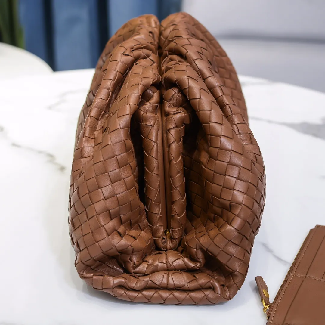 Real shot🔥🔥The counterattack of the popular Bottega Veneta started with this series of cloud bags, which went viral in the fashion circle and started a craze! Out of stock, out of stock, out of stock... One piece is hard to find, super hard to buy, regardless of age, season, or occasion. Very classy. Really, if you carry this on the road, it will turn heads! This is also the reason why this series is so expensive. Large size: 38*20*8.5cm [Big Cloud Weaving]